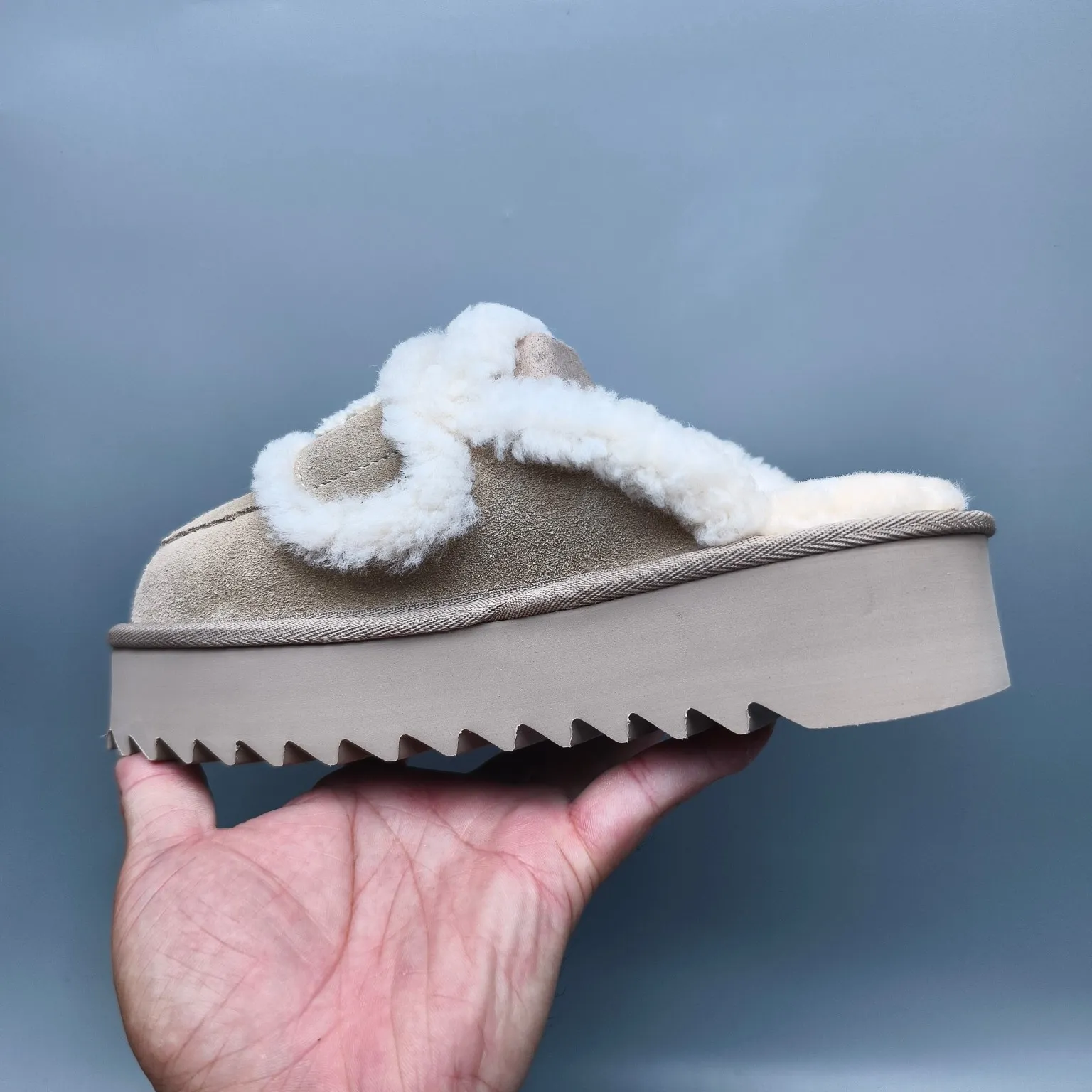 💰480 UGG sheepskin all-in-one snow boots 1208 Thick-soled curly fur casual fur flip flops with large logo Color: maroon sand antelope brown black chocolate Code number: 35-40 yards